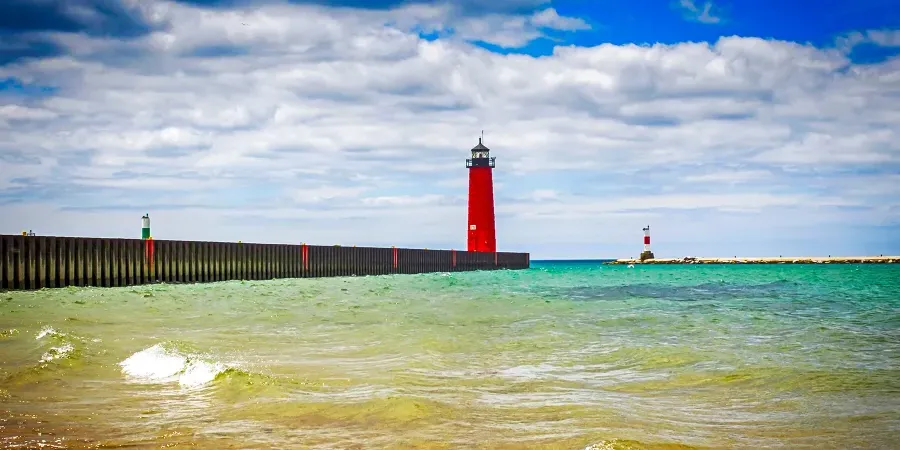 出赛 lighthouse on Lake Michigan east of Herzing 出赛 campus